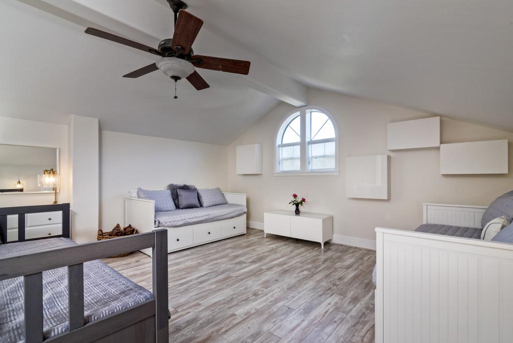 Loft Bedroom & Gameroom 3 Daybeds